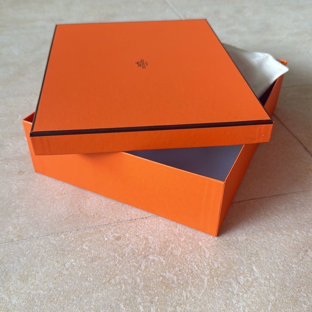 Hermès Orange Gift Box with Dust Bag - 11x9x3” h - BRAND NEW - Picture 4 of 4